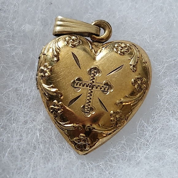 shells Jewelry - Shells GF Vtg. Heart Locket Pendant